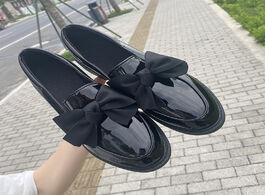 Foto van Schoenen fashion patent leather women mid heel shoes sweet bow square pumps woman casual pound toe s