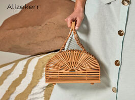 Foto van Tassen semicircle hollow out bamboo beach bag 2020 summer retro beaded rattan straw basket ladies ha