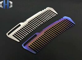 Foto van Gereedschap titanium comb for men and women hair cutting edc