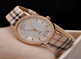 Foto van Horloge new brand luxury fashion quartz ladies watch plaid clock rose gold dial dress casual wristwa