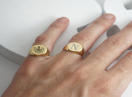 Foto van Sieraden gentleman signet ring symbolizes social status pinky rings initial letter engraving husband