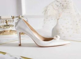 Foto van Schoenen women pumps 2020 new fashion s shoes pointed white pearl high heels 8cm stiletto red bridal