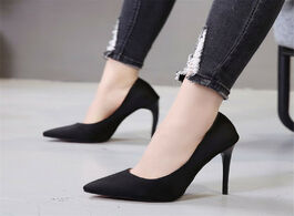 Foto van Schoenen big size 35 44 women s shoes 2020 concise flock high heels pumps pointed toe classic red gr