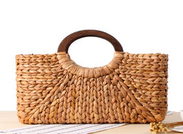 Foto van Tassen 42x25cm wooden handle straw corn husk hand woven beach bag natural style solid color large ca