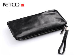Foto van Tassen aetoo hand bag men s soft leather retro casual long wallet first layer mobile phone