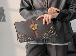 Foto van Tassen tidog new hand bag street fashion personality rivet clutch