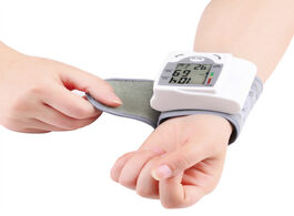 Foto van Beveiliging en bescherming portable automatic digital lcd display wrist blood pressure monitor devic