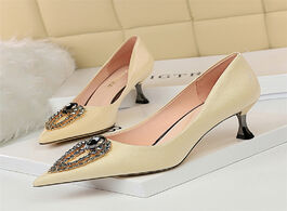 Foto van Schoenen 2020 luxury women designer kitten low heels crystal silk pumps glitter rhinestone satin bei