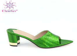 Foto van Schoenen 2020 women pumps fashion shoes party super square high heel peep toe green color ladies san
