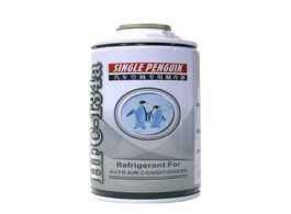 Foto van Auto motor accessoires r134a automotive air conditioning refrigerant cooling agent refrigerator envi