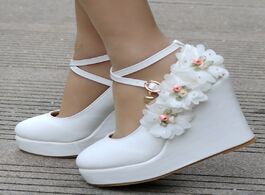 Foto van Schoenen 2020 new white wedges wedding pumps sweet flower lace pearl platform pump shoes bride dress