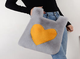 Foto van Tassen new style fur fashionable versatile and casual ladies winter large capacity handbags heart sh