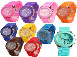 Foto van Horloge girl boy quartz wrist watch with jelly candy color silicon watchband round dial wristwatch s