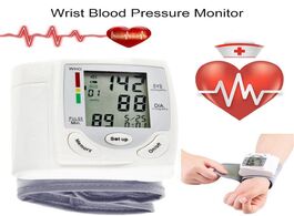 Foto van Beveiliging en bescherming automatic digital lcd display wrist blood pressure monitor heart beat rat