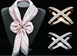 Foto van Sieraden cross brooches x shape scarf buckle crystal for women hollow scarves brooch jewelry clothin