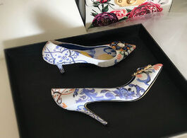 Foto van Schoenen 2019 blue floral printing rhinestone embellished beading pumps formal dress shoes women