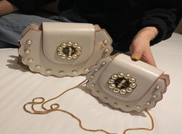 Foto van Tassen 2020 summer new saddle bag high quality pu leather flip women s designer handbag pearl lock c