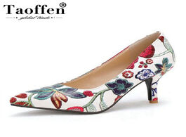 Foto van Schoenen taoffen large size 33 45 women s high heels pumps embroidery flowers chinese style slip on 