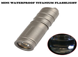 Foto van Beveiliging en bescherming mini waterproof titanium self defense flashlight portable rechargeable em