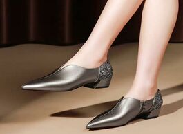 Foto van Schoenen spring shoe woman mid heels women pumps 2020 pointed toe thick heel female single shoes seq