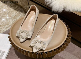 Foto van Schoenen women high heels pearl rhinestones decoration low heel lady pumps sweet elegant fairy style