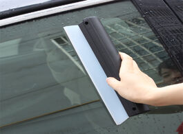 Foto van Auto motor accessoires t shape clean brush car wash windshield wiper tablets cleaning glass window d