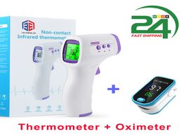 Foto van Schoonheid gezondheid digital fingertip pulse oximeter heart rate blood oxygen saturation monitor sp