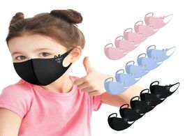 Foto van Beveiliging en bescherming pollution fabric breathable reusable respirators mask child kids cartoon 
