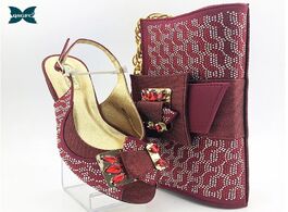 Foto van Schoenen new coming matching lady shoes and bag set in heels women for royal wedding wine color
