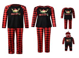 Foto van Baby peuter benodigdheden plaid christmas family matching clothes mother daughter father son pajamas