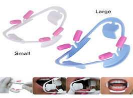 Foto van Schoonheid gezondheid 3d dental mouth opener oral instrument lip retractor prop orthodontic professi
