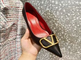 Foto van Schoenen 2020 women black thin heel pumps all match v brand metal buckle french pointed single shoes