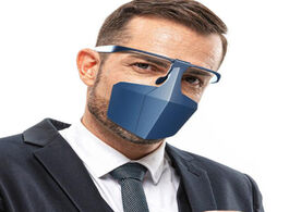 Foto van Beveiliging en bescherming plastic protective face mask against droplets anti fog isolation breathab