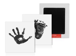 Foto van Baby peuter benodigdheden unisex care non toxic handprint footprint imprint kit parent child hand in