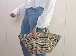 Foto van Tassen skew woven straw bag retro handmade water grass hand basket shopping