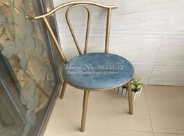 Foto van Meubels modern minimalist golden dressing stool ins bedroom creative backrest makeup chair home roun