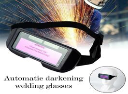 Foto van Gereedschap automatic darkening welding glasses argon arc welder goggle and protective eye eyes shoc
