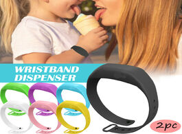 Foto van Baby peuter benodigdheden smooth wristband hand dispenser this wearable sanitizer pumps disinfectant