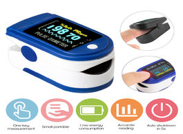 Foto van Schoonheid gezondheid blood oxygen saturation monitor finger clip oximeter pulse detector
