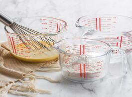 Foto van Huis inrichting glass measuring cup with scale cream and milk kitchen tool