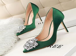 Foto van Schoenen women fashion crystal high heel shoes 2019 sexy pointed toe thin heels wedding pumps casual