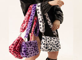 Foto van Tassen retro one shoulder leopard print small square bag autumn and winter fashion cute plush pink c