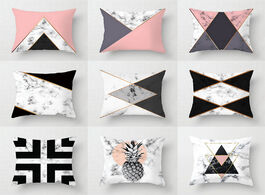 Foto van Huis inrichting pink geometric abstract decorative pillows case marble pattern flower designer white