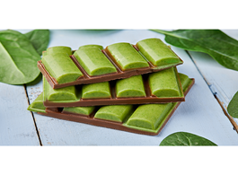 Foto van Food chocolate with spinach raw natural lactose free sugar tile 100 grams