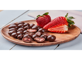Foto van: Food strawberry in milk chocolate raw organic natural without sugar lactose 500 gr.