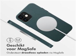 Foto van Accezz magsafe leather backcover iphone 12 pro telefoonhoesje groen