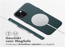 Foto van Accezz magsafe leather backcover iphone 13 telefoonhoesje groen 