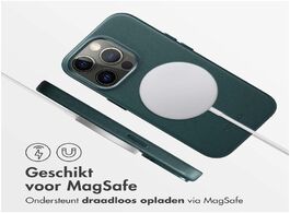 Foto van Accezz magsafe leather backcover iphone 13 pro telefoonhoesje groen 