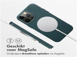 Foto van Accezz magsafe leather backcover iphone 14 pro max telefoonhoesje groen 