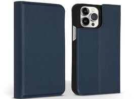 Foto van Accezz premium leather slim book case voor apple iphone 13 pro max telefoonhoesje blauw 
